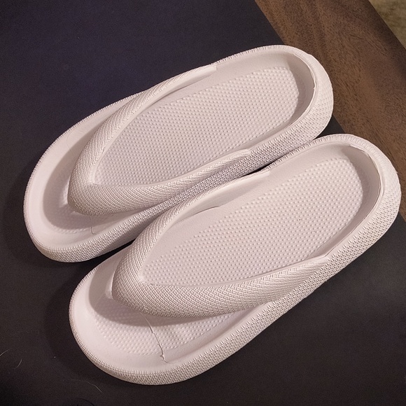 White sandals - Picture 2 of 5